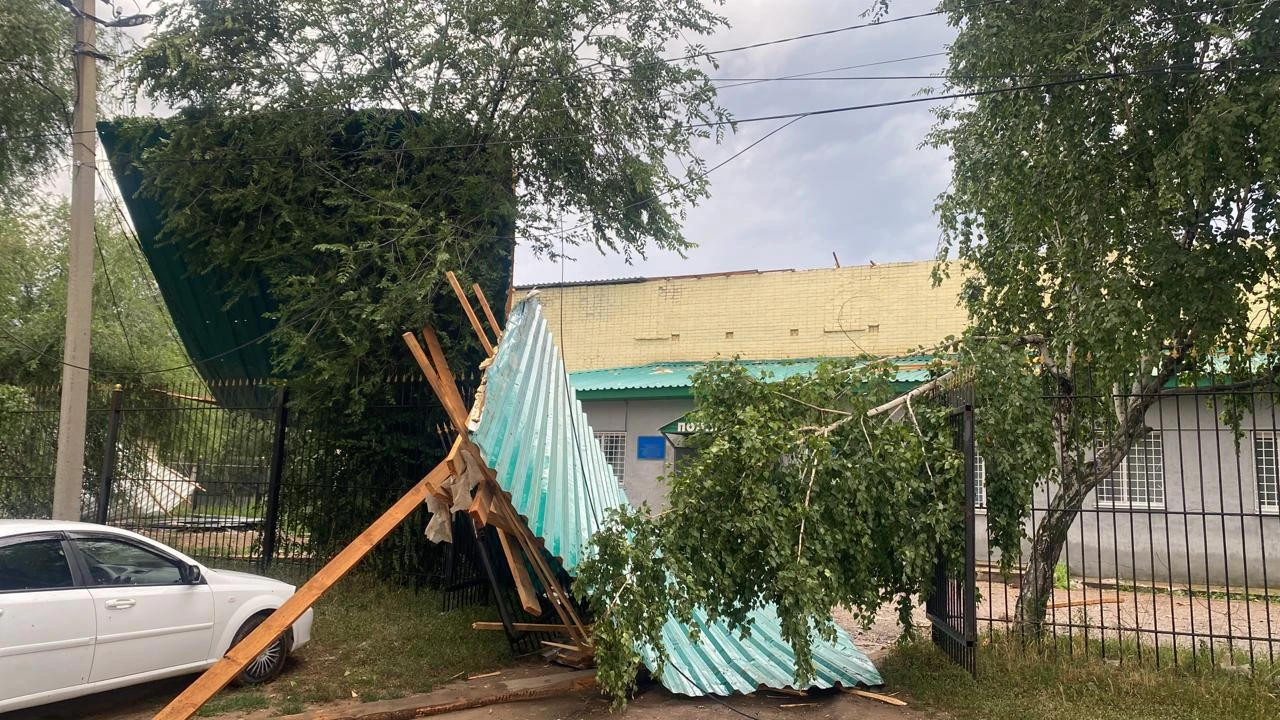 БҚО-да дауыл мәдениет үйінің шатырын жұлып әкетті